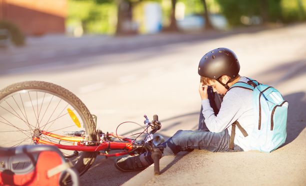 9-vuotias pyöräilijä ei saanut apua autoilijalta, joka todisti kaatumista aitiopaikalta. Kuvituskuva.