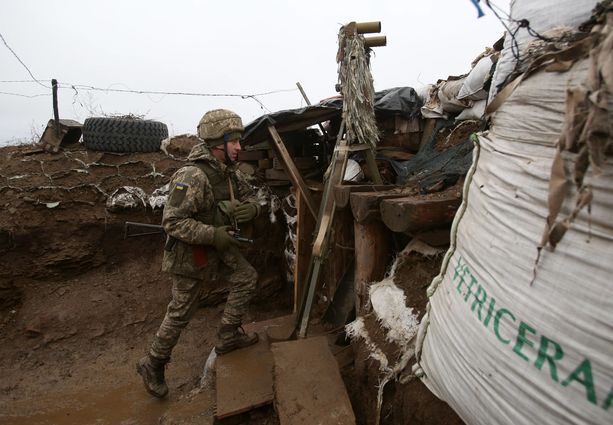 Tilanne Itä-Ukrainassa on tulenarka. Kuvassa ukrainalaissotilas sodan etulinjassa Donetskin alueella 11. tammikuuta 2022.