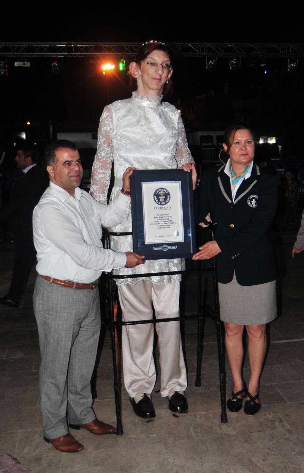 Ennätys rikki: Rumeysa, 24, on nyt maailman pisin nainen