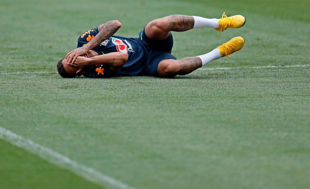 Parjattu Neymar ottaa osumia - viime MM-kisoissa hänet kolhittiin sairaalaan