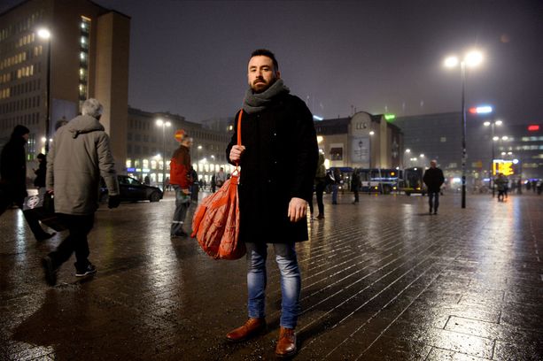 Syyrialaispakolainen Danyal Teher on asunut Suomessa noin kaksi vuotta, mutta hänen perheensä elää yhä Syyriassa.