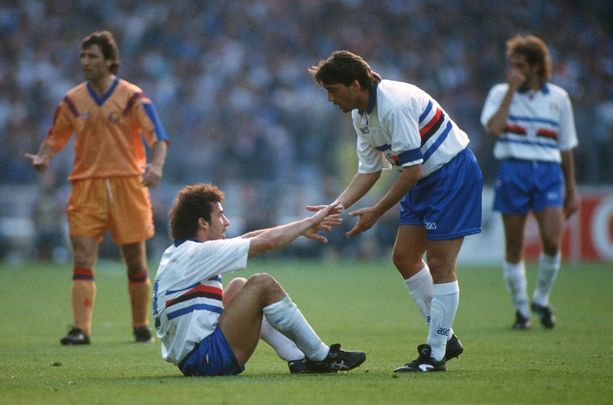 Roberto Mancini auttoi Gianluca Viallin takaisin pystyyn Sampdorian ja Barcelonan välisessä Euroopan cupin finaalissa keväällä 1992.