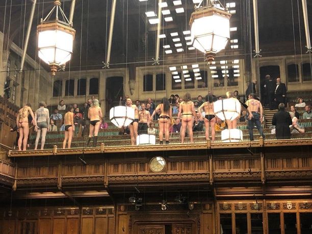 Ilmastotoimien puolesta protestoivat nakuilijat keskeyttivät tänään brittiparlamentin alahuoneen istunnon.