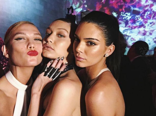 Karlie Kloss, Gigi Hadid ja Kendall Jenner MET-gaalassa 2016.