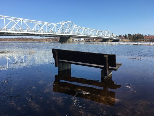 Lapin tulva-ahdinko kasvaa: Rovaniemellä tilanne pahin yli 20 vuoteen,  ihmisiä evakuoitu Ivalossa