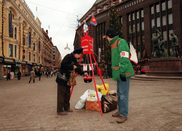 Joulupata-keräyksellä on Suomessa pitkät perinteet. Kuva vuodelta 1997.