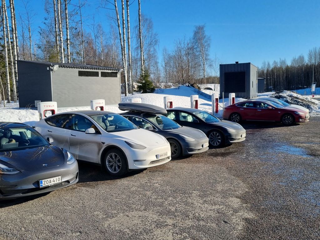 Tesla avasi Suomessa osan Supercharger-latausasemistaan kaikille autoille
