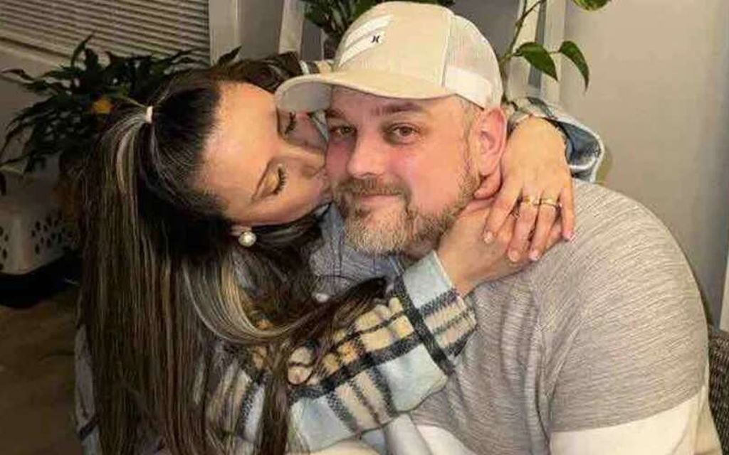 Amerikkalais­mies, 39, kuoli lennolle vaimonsa viereen: "Lakkasi yhtäkkiä hengittämästä"