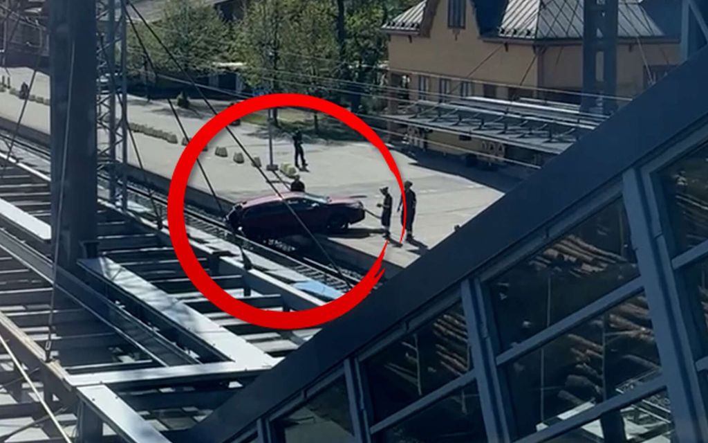 Video: Henkilöauto päätyi mystisesti junaraiteille Jyväskylässä – Kyydissä ei ketään