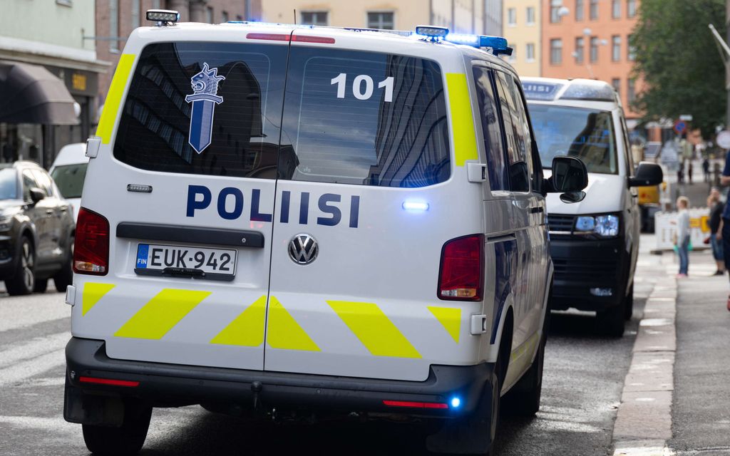 Päihtynyt pakeni poliiseja ja kolhi autoja Turussa – Poliisi loukkaantui