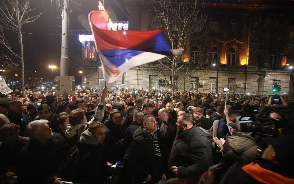 Serbiassa tuhannet ihmiset osoittivat mieltään