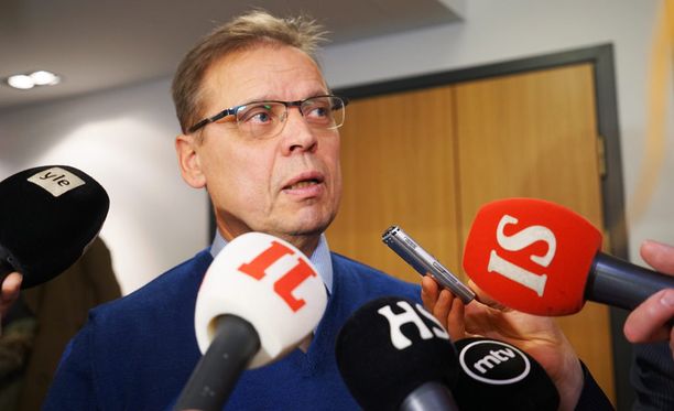 Puheenjohtaja Lauri Lyly kertoi SAK:n hallituksen ratkaisusta Helsingin Hakaniemessä.