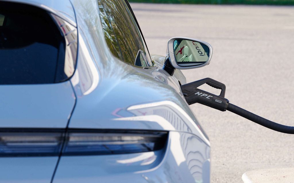 Sähköauton akussa lommot – Vaikka kasko korvasi, kymppitonnien velka jäi