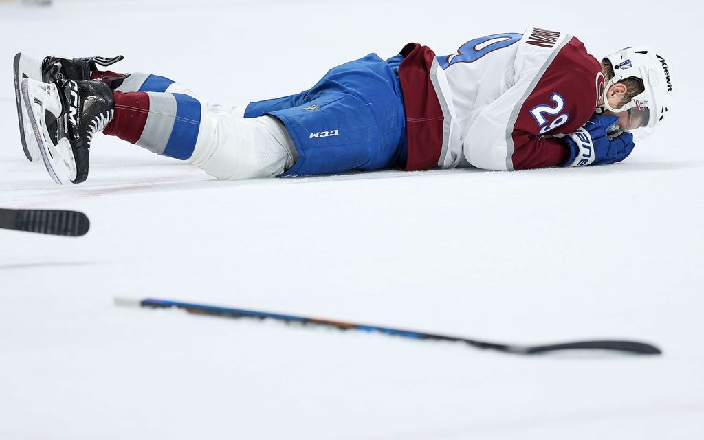 Pelottava tilanne: Coloradon supertähti sai kiekon kasvoihinsa – Verta pulppusi jäälle