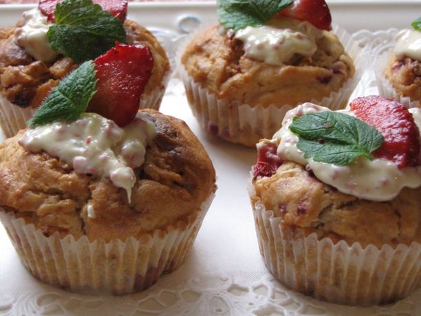 Muffinsit voi koristella valkosuklaalla, mansikkaviipaleella ja mintun lehdellä. 