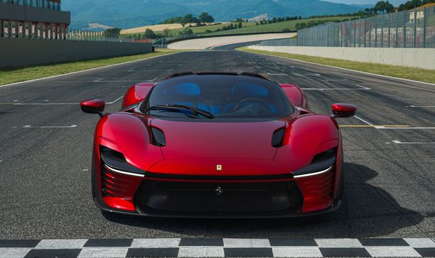 Ferrari Daytona SP3:n keulan ilme on vaarallisen kaunis.