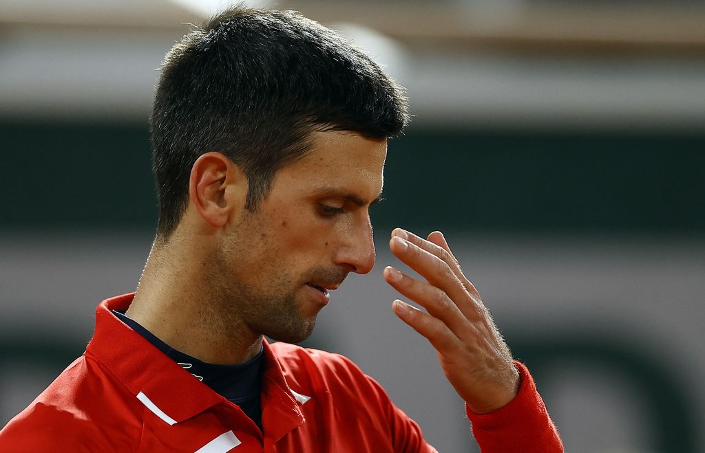 Novak Djokovic osui tuomaria pallolla päähän  – nyt oli puhdas vahinko!
