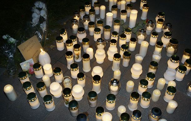Kauhajoen koulusurma tapahtui vuonna 2008. Uhrien muistolle sytytettiin tapahtuneen jälkeen kynttilöitä.