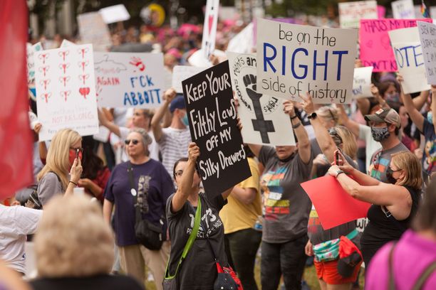 Dallasissa osoitettiin viime lauantaina mieltä osavaltion aborttilakia vastaan.