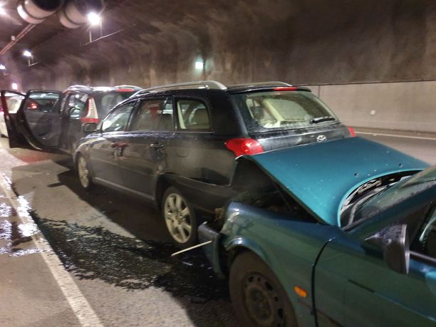 Rantatunnelissa Tampereella tapahtui usean auton ketjukolari.