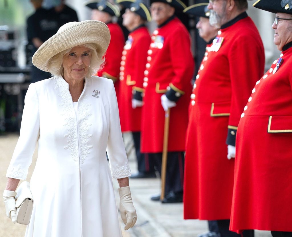 Herttuatar Camilla täyttää 73 vuotta – video-onnitteluja kissoilta ja koirilta