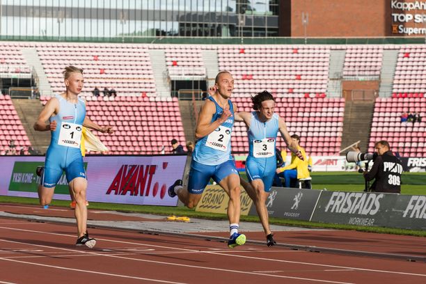 Suomen pikajuoksijat olivat vedossa myös lauantaina 100 metrillä. Kuvassa vasemmalla Samuli Samuelsson, joka oli mukana myös sunnuntaina 200 metrin kolmoisvoitossa.