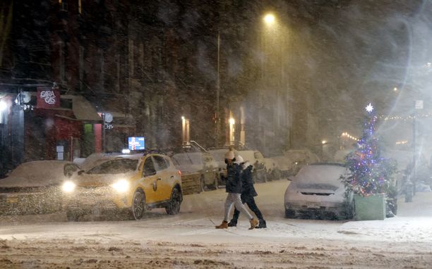 Newyorkilaiset heräsivät torstaina keskelle lumikaaosta.
