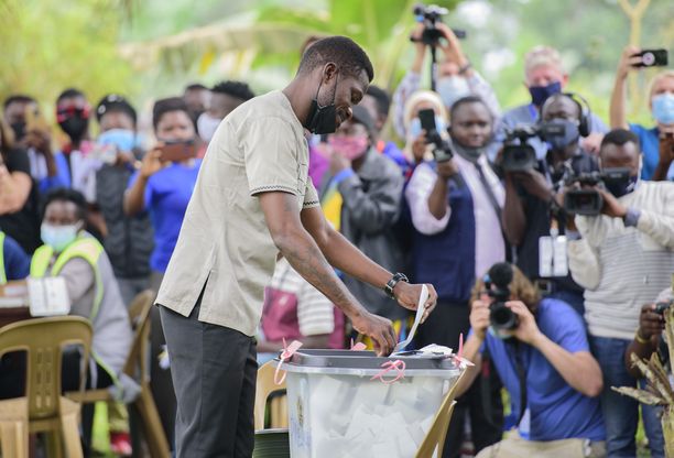 Oppositiojohtaja Bobi Wine epäilee joutuneensa vaalivilpin uhriksi. 