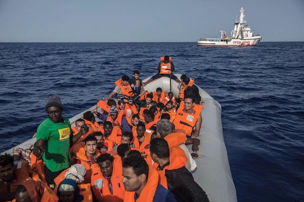 Eurooppaan pyrkii ihmisiä esimerkiksi Pohjois-Afrikan kautta. Open Arms -alus pelasti nämä henkilöt Välimerestä Libyan rannikon läheisyydestä lauantaina. Heidät viedään Espanjan Barcelonaan.