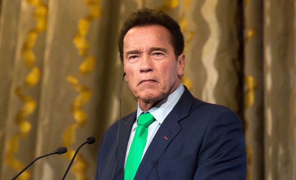 Arnold Schwarzenegger löylyttää Donald Trumpia ja mellakoitsijoita – esittelee videolla ikonista asetta