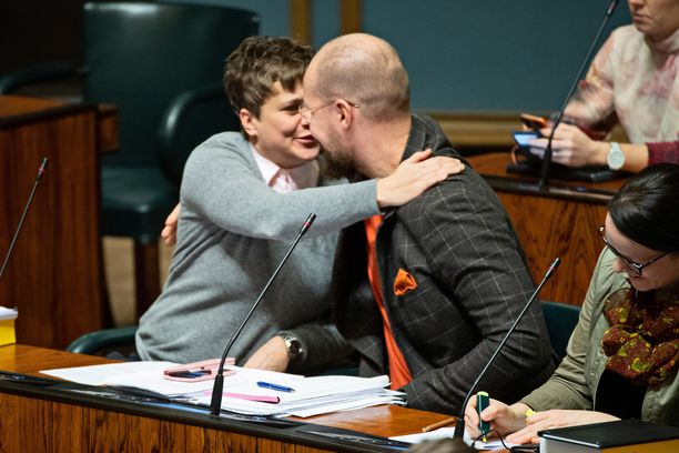 Vihreiden Touko Aalto ja vasemmistoliiton Silvia Modig halasivat viime syksynä eduskunnassa. Sunnuntaina käytyjen vaalien myötä molemmat putosivat eduskunnasta. 