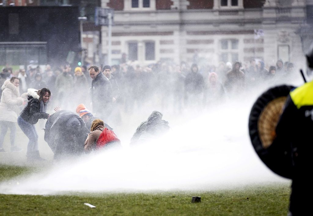 Tuhannet protestoivat koronarajoituksia vastaan Amsterdamissa