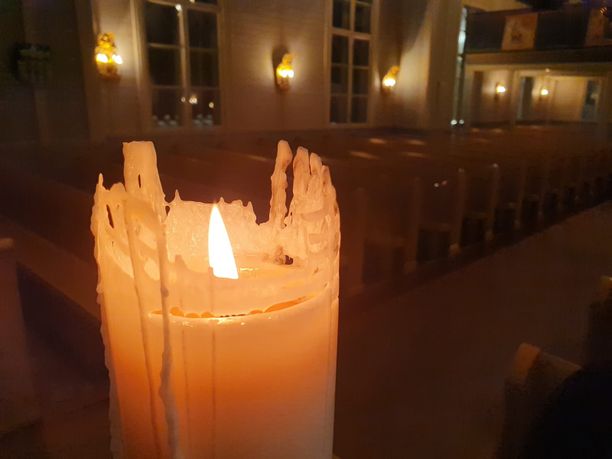 Muhoksen kirkossa paloi maanantai-iltana kynttilä perhesurmassa menehtyneiden muistoksi.