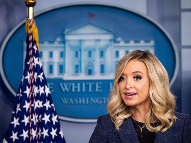 Valkoisen talon lehdistösihteeri Kayleigh McEnany kertoo määräyksen tulleen presidentti Trumpilta.