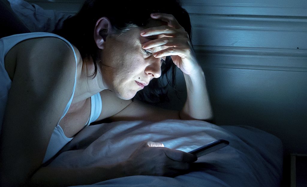 Puhelimesi yötila saattaakin vaarantaa unesi – tutkijoilta uusi neuvo illaksi