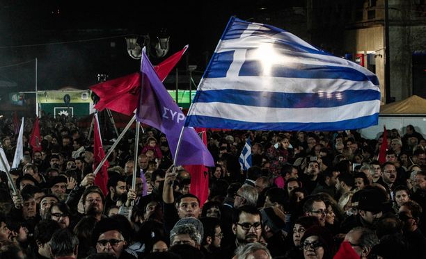 Ihmiset kokoontuivat kuuntelemaan Alexis Tsiprasin voittopuhetta Ateenaan.