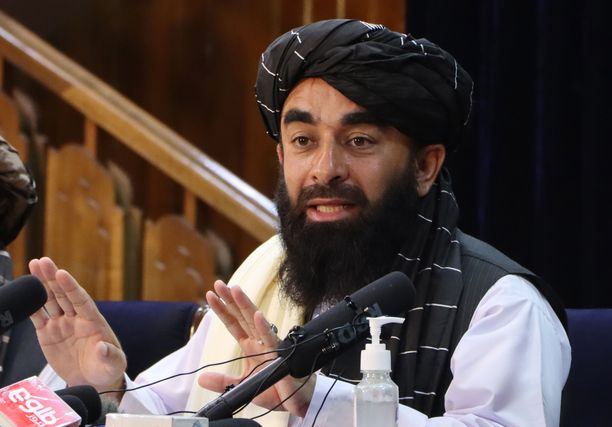 Tiedottaja Zabihullah Mujahid Talibanin tiedotustilaisuudessa Kabulissa.