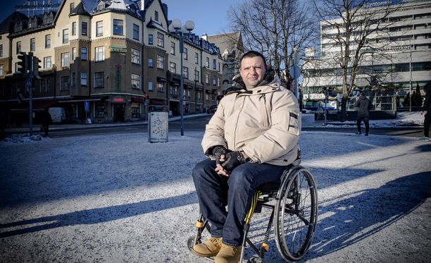 Zubier joutui pyörätuoliin iskussa saamiensa vammojen vuoksi.