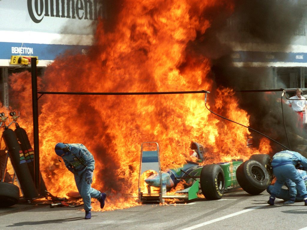 F1-tallin röyhkeä huijaus johti pelottavaan tulimyrskyyn: Ikoninen valokuva aiheuttaa ex-kuskille kiusallisia tilanteita 25 vuoden jälkeen – ”Monet muistavat sen”