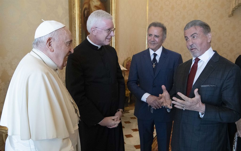 Hykerryttävä video leviää: Sylvester Stallone ja paavi nyrkit ojossa Vatikaanissa