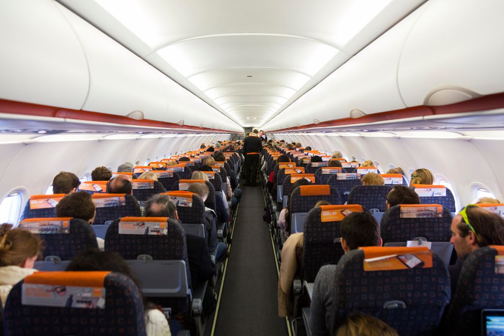 Asiantuntija: Istumapaikan valinta lentokoneessa vaikuttaa sairastumisriskiin – urheilijat saavat salaista tietoa
