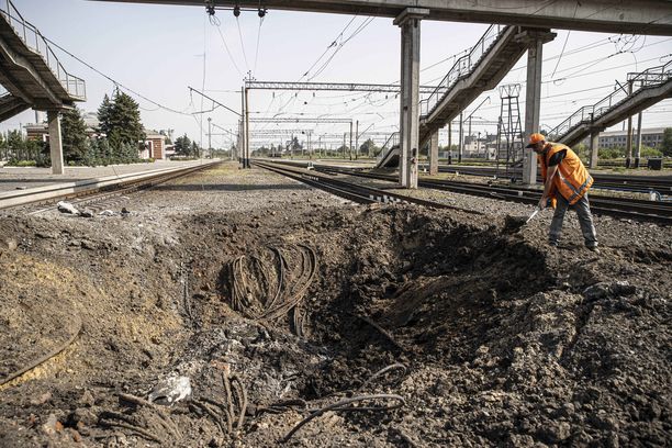 Kramatorskin rautatieasemalla ammottaa valtava kuoppa Venäjän pommitusten seurauksena. Kramatorsk on yksi Donetskin tärkeimmistä kaupungeista. [AOP]