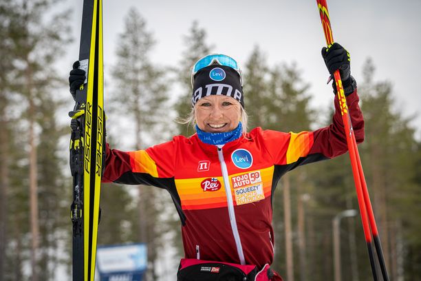 Riitta-Liisa Roponen tuuletti 30 kilometrin SM-kultaa kevättalvella Ristijärvellä.