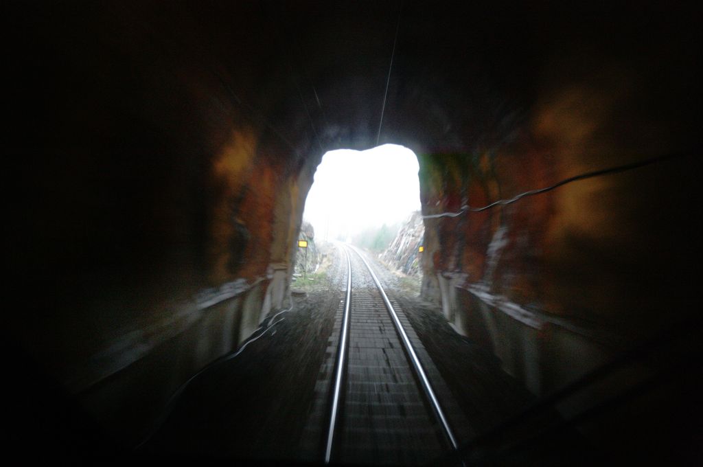 Kuin piirretyistä: Helsinkiin tulossa oleva juna hajosi tunneliin - Toinen juna riensi apuun ja työntää rikkinäisen toverin takaisin asemalle
