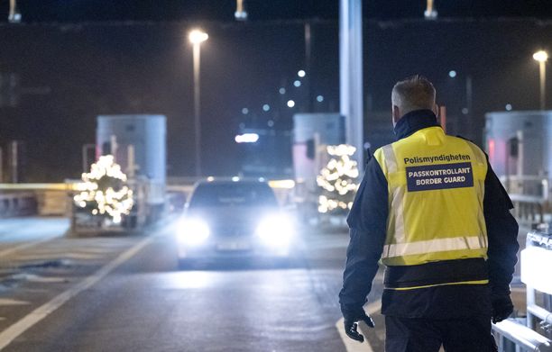 Ruotsin rajapoliisi etsii tuhansia viime vuonna karkotettuja. Kuvassa rajavalvontaa Ruotsin ja Tanskan välisellä Juutinrauman sillalla joulukuussa 2020.