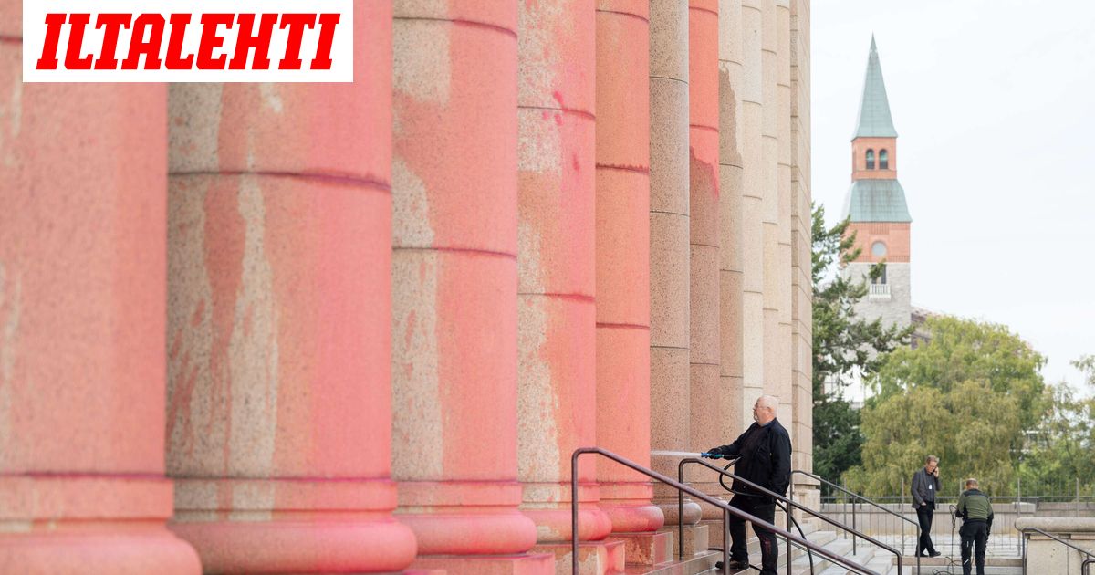 Eduskuntatalon töhrimisessä nousi esiin uusi rikosepäily – Näin paljon pylväiden puhdistaminen maksaa