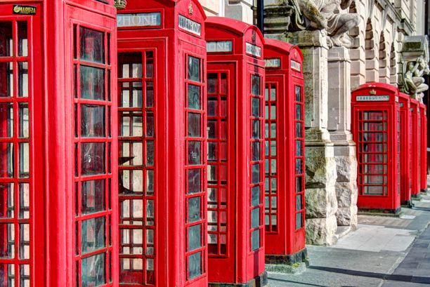 Perinteinen punainen puhelinkoppi on ikonista Iso-Britannian kuvastoa.