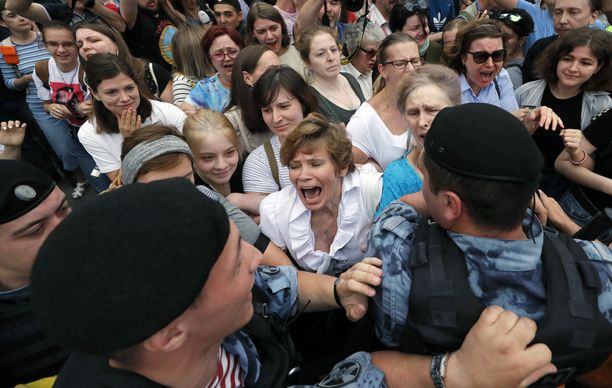 Moskovassa pidätettiin joukoittain ihmisiä, jotka marssivat kaduilla. 