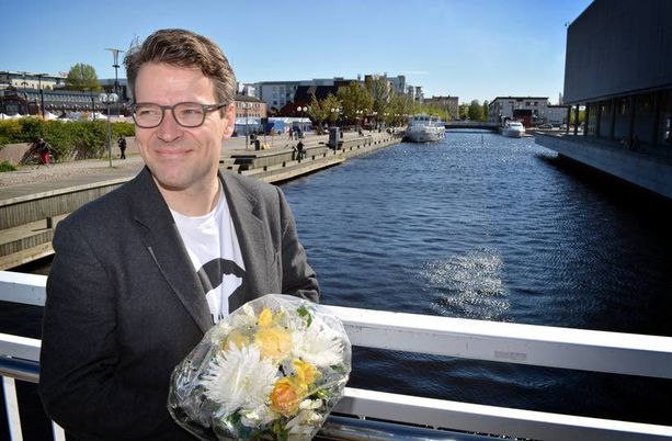 Kolmannelle kaudelle vihreiden puheenjohtajaksi valittu Ville Niinistö ulkoilutti onnittelukukkakimppuaan perjantaina Oulun kaupunginteatteriin johtavalla sillalla.