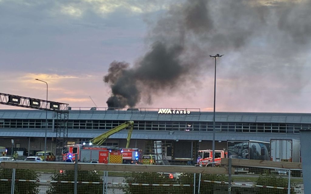 Požar v tovornem terminalu na letališču Helsinki-Vantaa